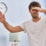 Por qué te mareas al levantarte rápido: así puedes evitarlo