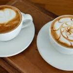 Si tomas café justo al despertar, la cafeína no te va a dar más energía, se superpone a tu niveles de cortisol